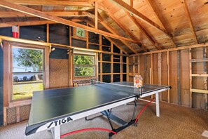 A ping pong table in a room with wooden walls and windows. - Private 100' Waterfront, 4BR - Heidaway Cottage (Sturgeon Bay)