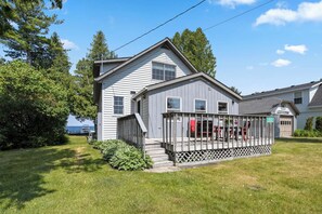 A two-story house with a porch, a boat dock, and a clear view of the water. - Private 100' Waterfront, 4BR - Heidaway Cottage (Sturgeon Bay)