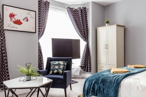 4 عدّة غرف نوم ومكواة/لوح كي وواي فاي وملاءات أسرّة