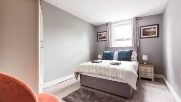 4 bedrooms, iron/ironing board, WiFi, bed sheets