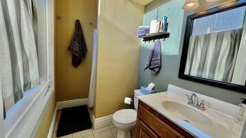 Douche, serviettes fournies, savon, papier toilette