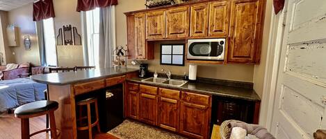 Microwave, paper towels