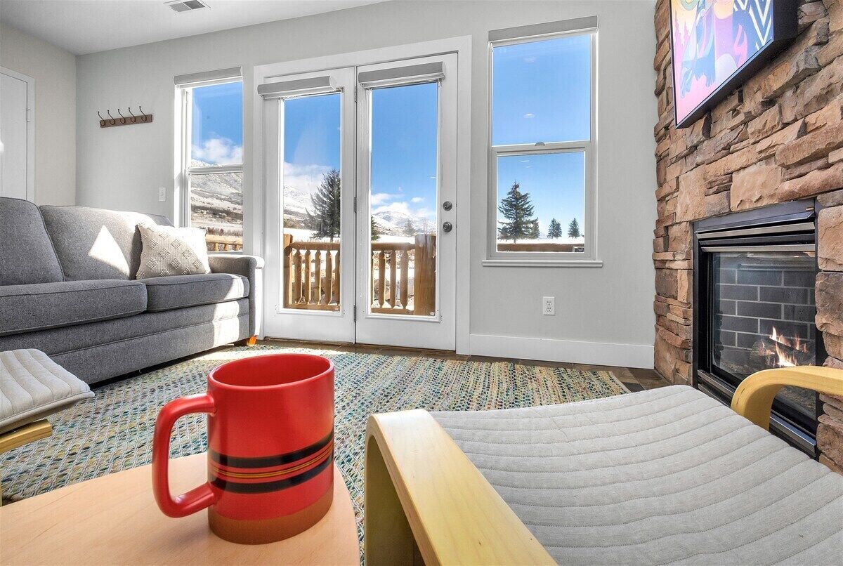 Smart-tv, een open haard en boeken