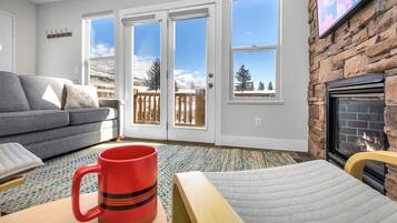 Smart TV, chimenea y libros