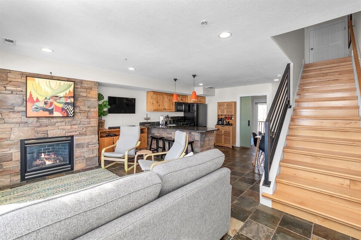 Smart TV, lareira, livros