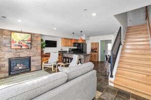 Smart TV, lareira, livros