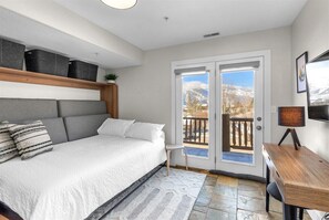 2 quartos, escrivaninha, ferros/tábuas de passar roupa