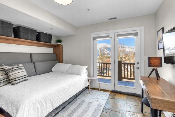1 bedroom, desk, iron/ironing board, free WiFi