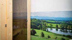 Een houten deur die leidt naar een kamer met een prachtig uitzicht op het landschap.