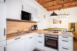 Kylskåp, mikrovågsugn, ugn och spishäll