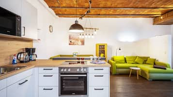 Geladeira, micro-ondas, fogão, cooktop