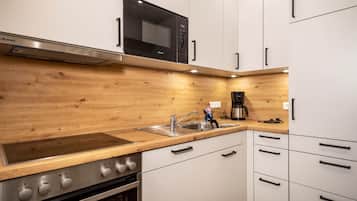 Frigorifero, microonde, forno, piano cottura