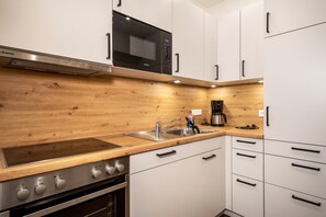 Frigorifero, microonde, forno, piano cottura