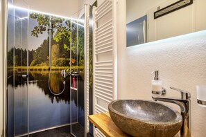 Een douche, een haardroger, handdoeken