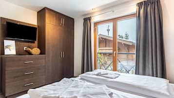 3 bedrooms, iron/ironing board, free WiFi, bed sheets