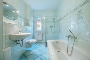 Bathtub, hair dryer - Apartment "Fewo Lachmöwe" with Terrace & Wi-Fi (Rostock)