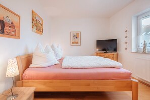 2 bedrooms, free WiFi, bed sheets, wheelchair access - Apartment "Fewo Lachmöwe" with Terrace & Wi-Fi (Rostock)