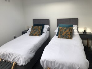 6 bedrooms, iron/ironing board, Internet, bed sheets