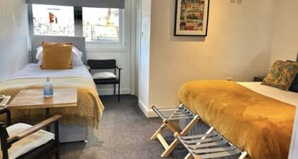 Duplex Barge cinema Room 6 ensuite double-triple bedrooms Great social spaces