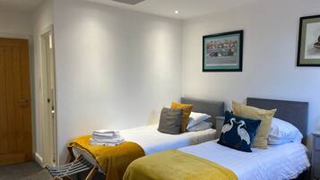 6 bedrooms, iron/ironing board, Internet, bed sheets