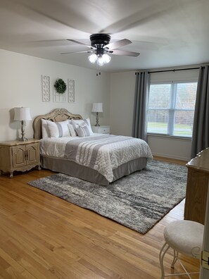 3 habitaciones, tabla de planchar con plancha y cuna de viaje 