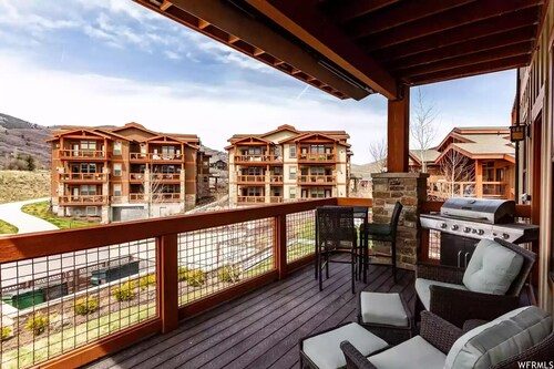 Luxury 3 BR condo at the New Dear Vally East Village with access to Park City