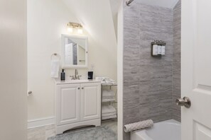 Ensemble douche/baignoire, sèche-cheveux, serviettes fournies, savon
