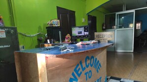 Una mesa de recepción con un cartel que dice "BIENVENIDOS A T.G. RESORT".