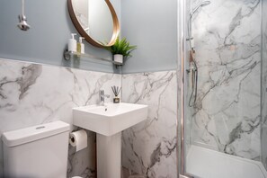 Ensemble douche/baignoire, sèche-cheveux, serviettes fournies