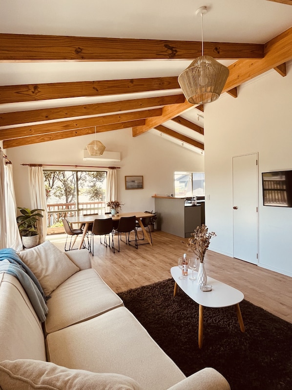 Living area - Across the road from the beach in Papamoa (Papamoa)