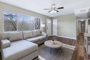 Een televisie en een kantoor