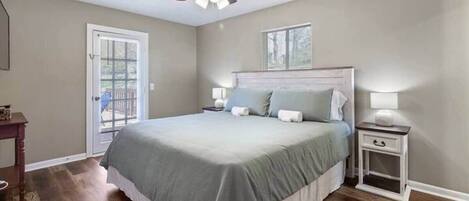 3 bedrooms, desk, WiFi, bed sheets