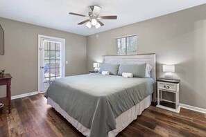 3 bedrooms, desk, WiFi, bed sheets