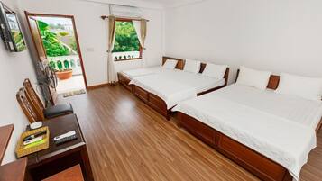 Chambre Triple Familiale | Literie de qualité supérieure, ameublement personnalisé, bureau