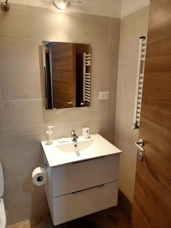 Dusche, Haartrockner, Bidet, Handtücher