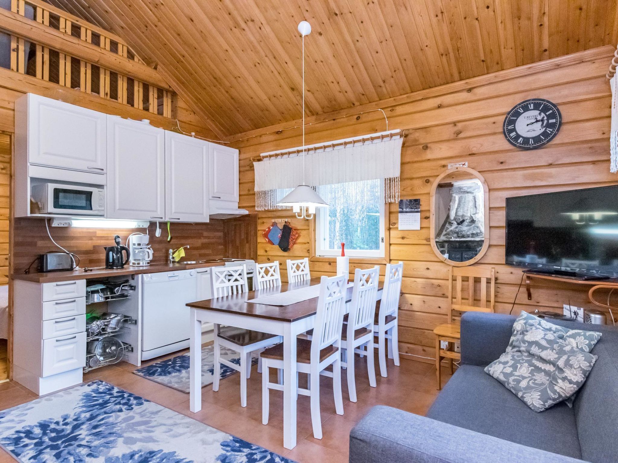 تلفزيون، مدفأة، مشغل دي في دي