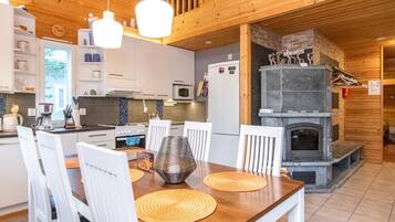 Een koelkast, een magnetron, een vaatwasser, kookgerei, borden en bestek