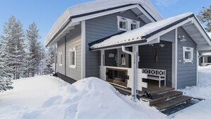 Une maison à deux étages dotée d’un porche abrité et d’un escalier menant à l’entrée.