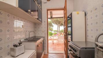 Jääkaappi, mikroaaltouuni, uuni, keittoastiat/astiat/ruokailuvälineet