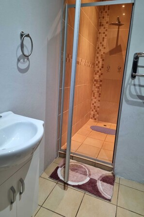 Family Room | Bathroom - Bujumbura Guest House (Port Edward)