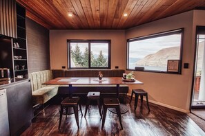 Dining - Views Views Views! 4Bed Stylish Oasis 5 mins to CBD (Queenstown)