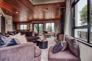 Smart TV, fireplace - Views Views Views! 4Bed Stylish Oasis 5 mins to CBD (Queenstown)