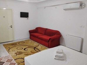 خزنة داخل الغرفة ومكتب ومساحة عمل للكمبيوتر المحمول وواي فاي مجانًا