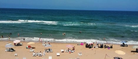 Playa en los alrededores y playa de arena blanca