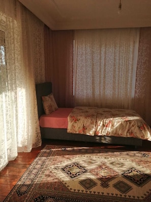 Classic Triple Room | 1 bedroom, in-room safe, desk, laptop workspace