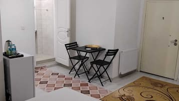 Classic Double Room | Peti besi dalam bilik, meja, ruang kerja komputer riba, Wi-fi percuma