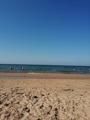 Nära stranden och vit sandstrand