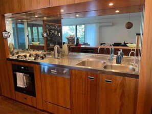 Fridge, microwave, oven, stovetop - Circuit Beach House - a piece of paradise! (Lilli Pilli)