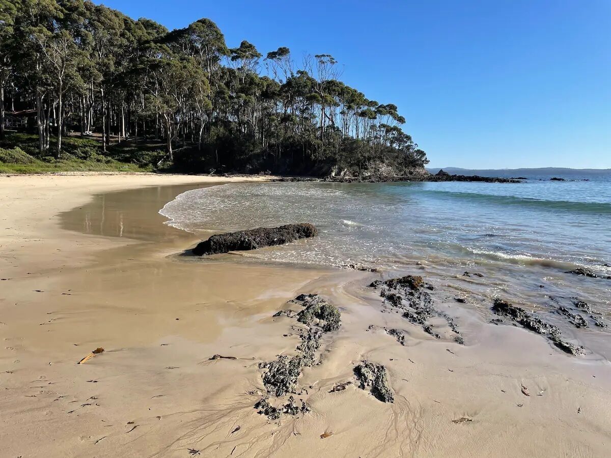 Una spiaggia nelle vicinanze