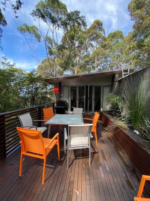 Outdoor dining - Circuit Beach House - a piece of paradise! (Lilli Pilli)